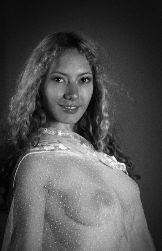 Мария перестала прикрывать голое тело тканью в студии 12 фотография