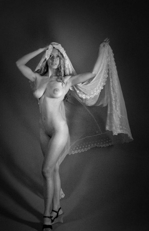 Мария перестала прикрывать голое тело тканью в студии 9 фотография