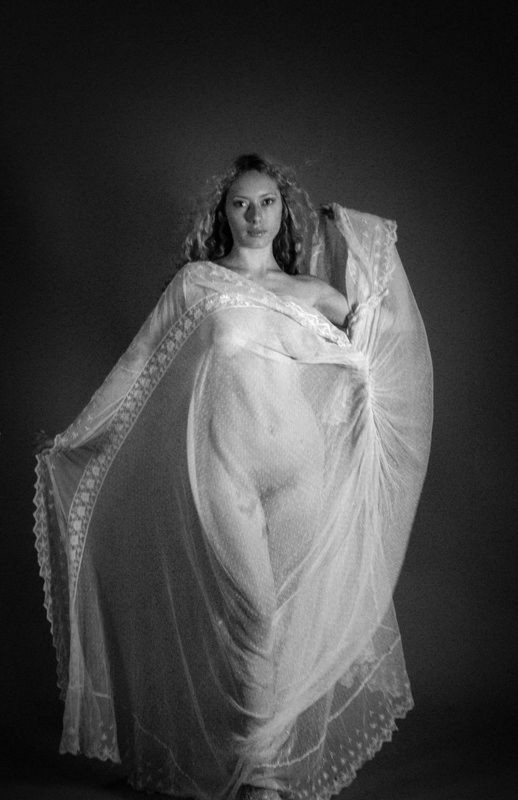 Мария перестала прикрывать голое тело тканью в студии 17 фотография
