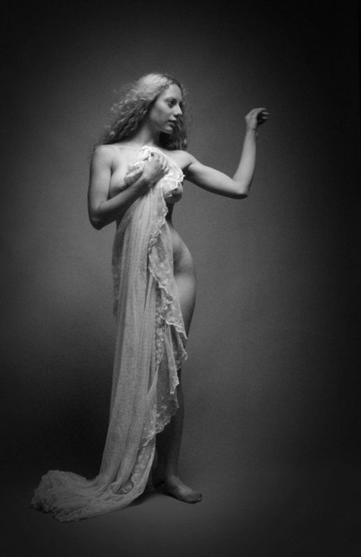 Мария перестала прикрывать голое тело тканью в студии 28 фотография