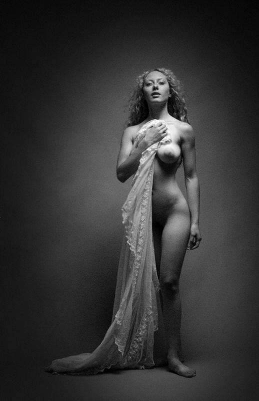 Мария перестала прикрывать голое тело тканью в студии 25 фотография
