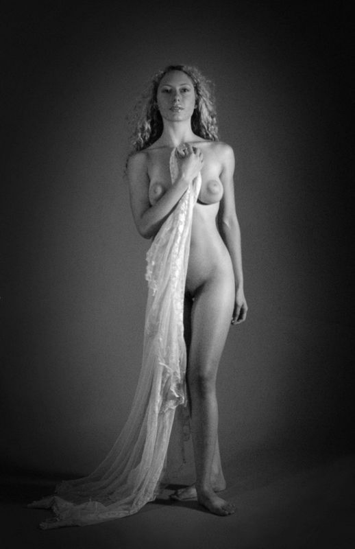 Мария перестала прикрывать голое тело тканью в студии 23 фотография
