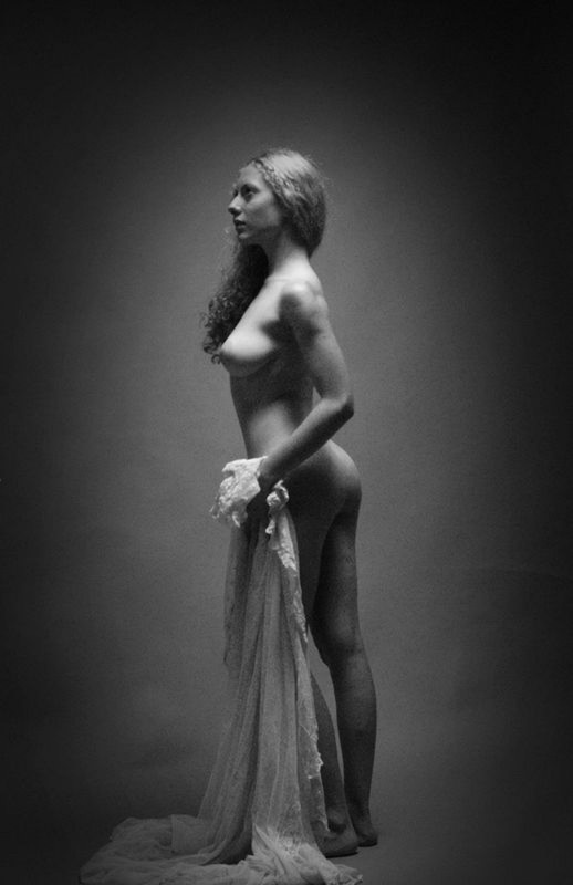 Мария перестала прикрывать голое тело тканью в студии 31 фотография