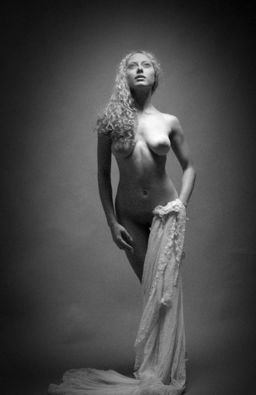 Мария перестала прикрывать голое тело тканью в студии 33 фотография