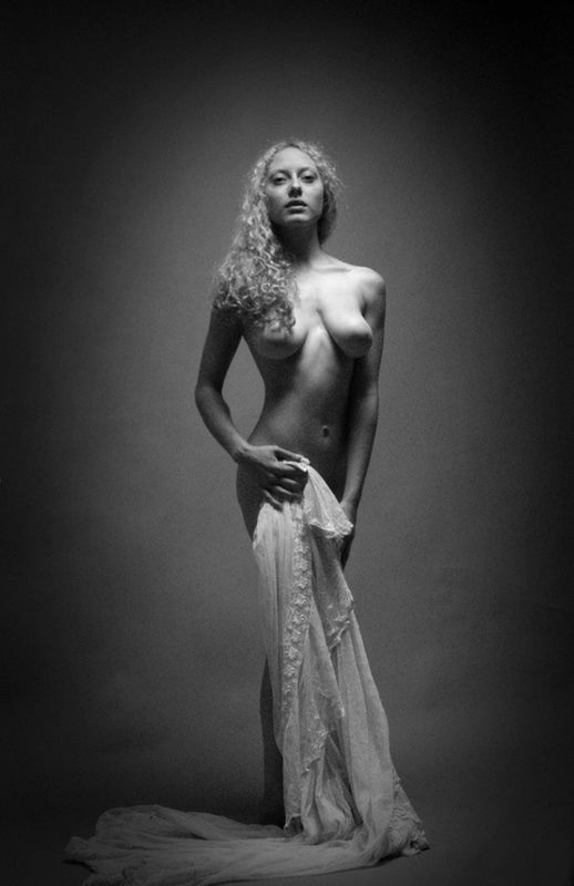 Мария перестала прикрывать голое тело тканью в студии 35 фотография