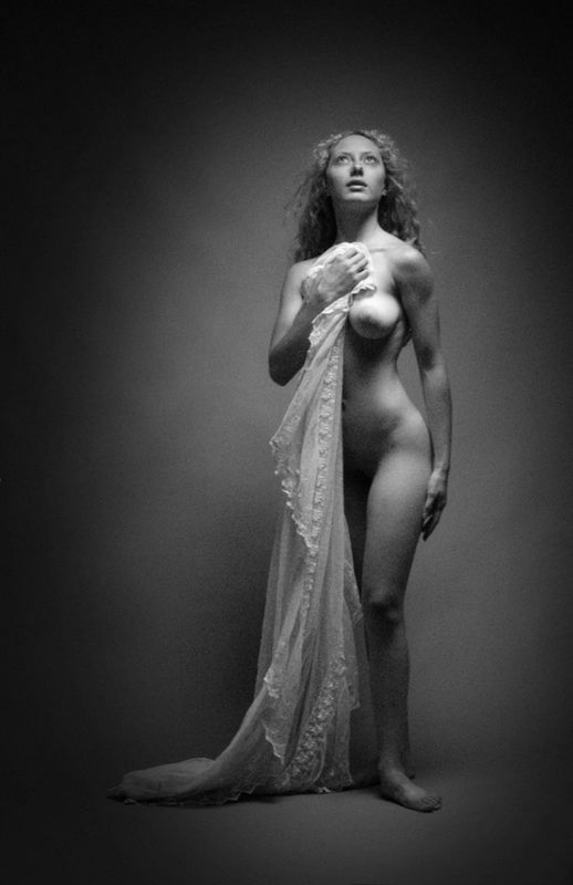 Мария перестала прикрывать голое тело тканью в студии 26 фотография
