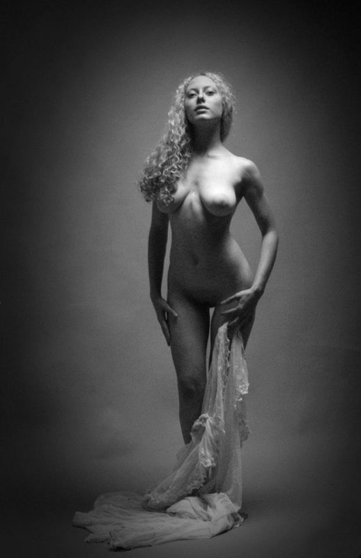 Мария перестала прикрывать голое тело тканью в студии 37 фотография