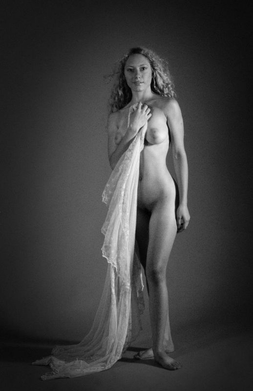 Мария перестала прикрывать голое тело тканью в студии 24 фотография