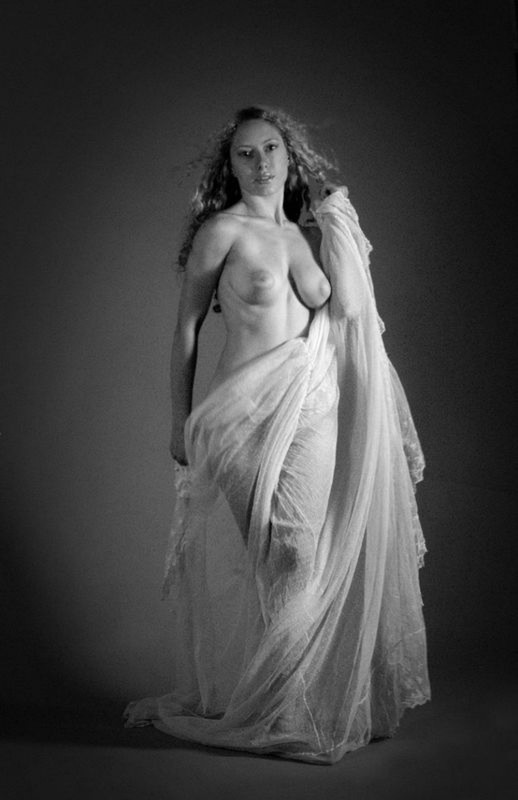 Мария перестала прикрывать голое тело тканью в студии 22 фотография