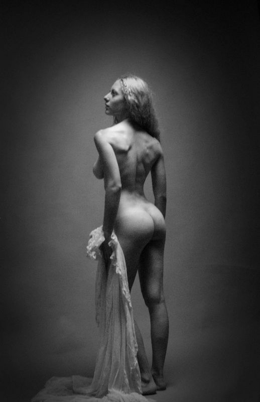 Мария перестала прикрывать голое тело тканью в студии 30 фотография