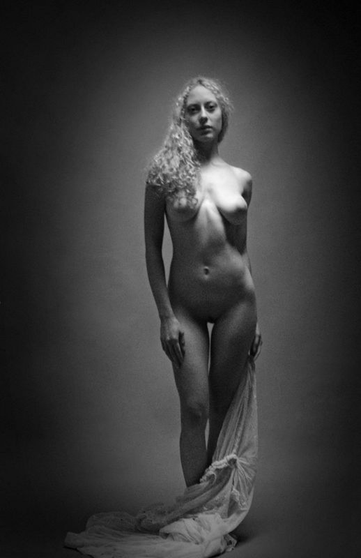 Мария перестала прикрывать голое тело тканью в студии 36 фотография