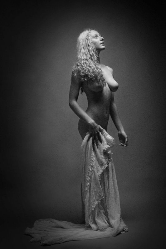 Мария перестала прикрывать голое тело тканью в студии 34 фотография