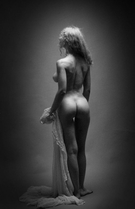 Мария перестала прикрывать голое тело тканью в студии 29 фотография