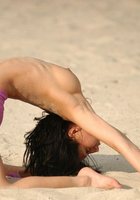 Художественная гимнастка занимается на морском берегу 8 фотография