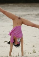Художественная гимнастка занимается на морском берегу 7 фотография