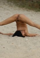 Художественная гимнастка занимается на морском берегу 9 фотография