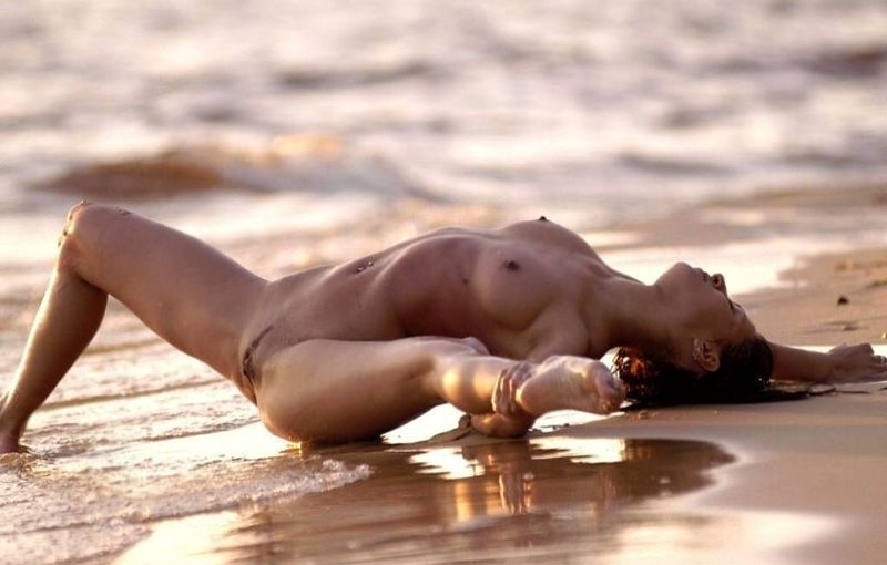 Художественная гимнастка занимается на морском берегу 13 фотография