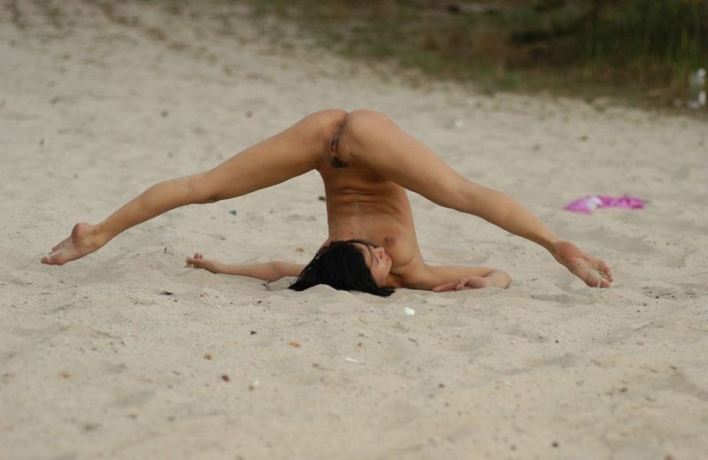 Художественная гимнастка занимается на морском берегу 9 фотография