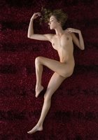 Виктория валяется на бардовом ковре полностью голая 9 фотография