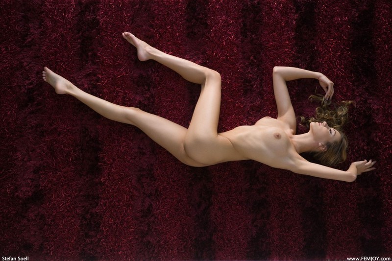 Виктория валяется на бардовом ковре полностью голая 7 фотография