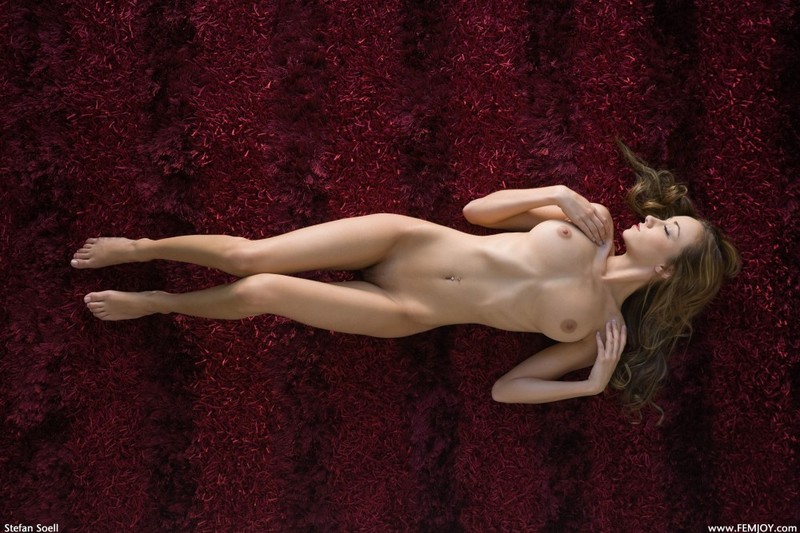 Виктория валяется на бардовом ковре полностью голая 4 фотография