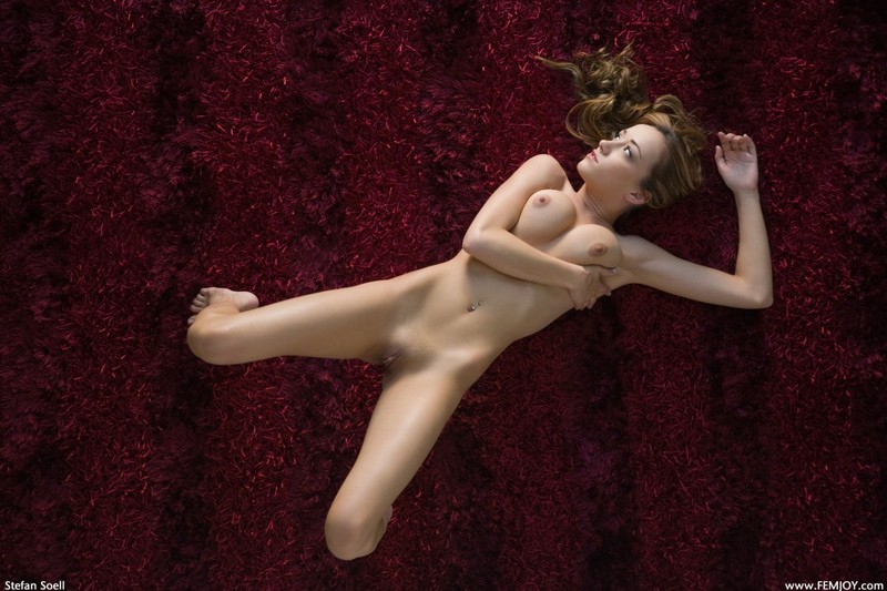 Виктория валяется на бардовом ковре полностью голая 24 фотография