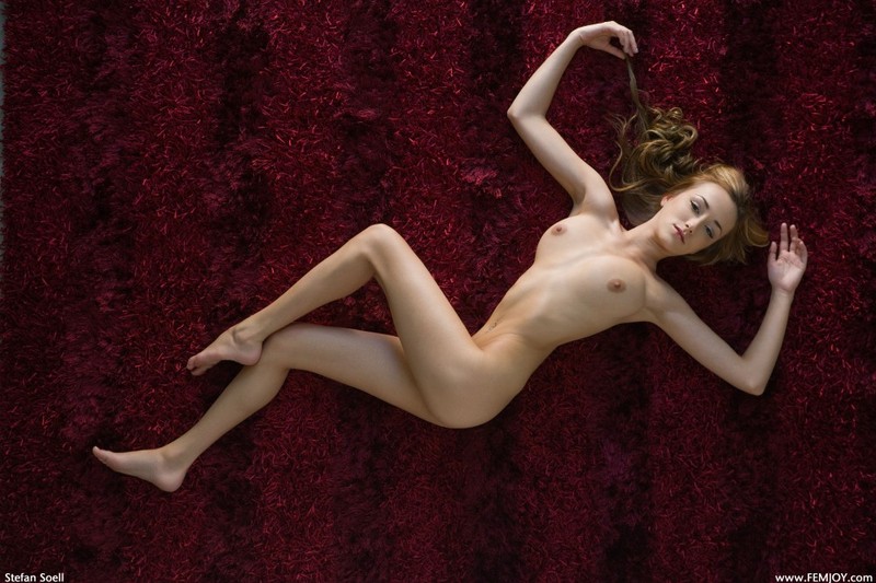 Виктория валяется на бардовом ковре полностью голая 28 фотография