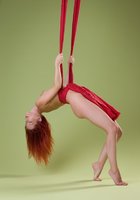 Рыжая Ариэль не против голышом оттачивать навыки воздушной гимнастки 12 фото