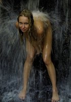 Сексуальная Сабрина позирует голой у водопада 32 фото