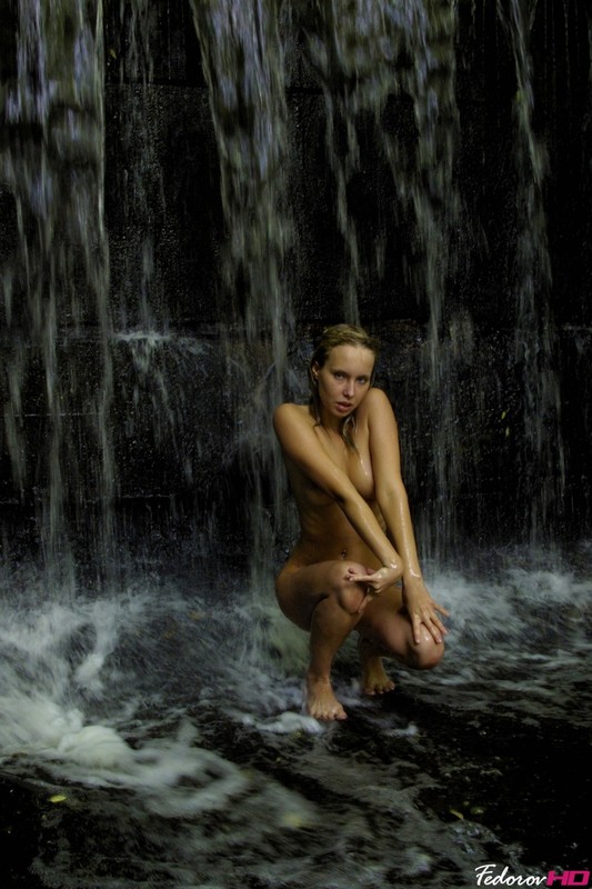 Сексуальная Сабрина позирует голой у водопада 18 фотография