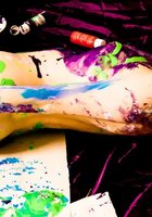 Сексапильная художница рисует на полотне обнаженными сиськами 29 фото