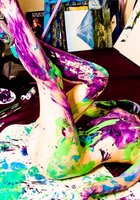 Сексапильная художница рисует на полотне обнаженными сиськами 27 фото