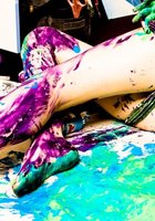 Сексапильная художница рисует на полотне обнаженными сиськами 28 фотография