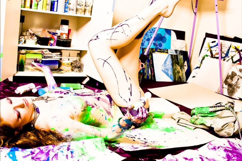 Сексапильная художница рисует на полотне обнаженными сиськами 21 фотография