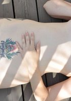 Татуированная Лиза сняла труселя на веранде 5 фотография