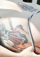 Татуированная Лиза сняла труселя на веранде 32 фотография