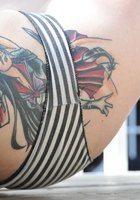Татуированная Лиза сняла труселя на веранде 10 фото
