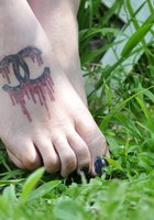 Татуированная Лиза сняла труселя на веранде 22 фото