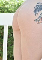 Татуированная Лиза сняла труселя на веранде 37 фотография