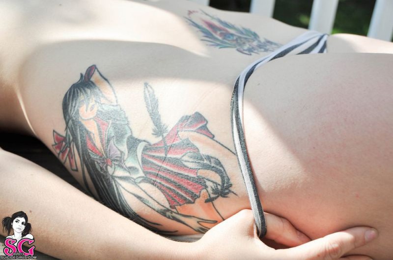Татуированная Лиза сняла труселя на веранде 32 фотография