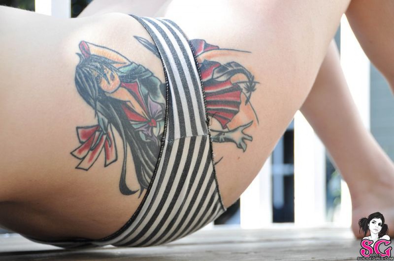 Татуированная Лиза сняла труселя на веранде 10 фотография