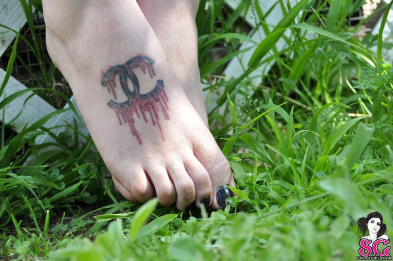 Татуированная Лиза сняла труселя на веранде 22 фотография