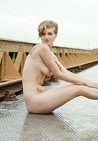 Маслоу на железнодорожном мосту показала письку и соски 38 фото