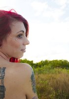 Красноволосая Эвора гуляет по берегу с оголенной грудью 9 фотография