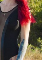 Красноволосая Эвора гуляет по берегу с оголенной грудью 3 фотография