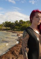 Красноволосая Эвора гуляет по берегу с оголенной грудью 11 фото