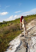 Красноволосая Эвора гуляет по берегу с оголенной грудью 5 фото