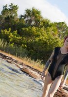 Красноволосая Эвора гуляет по берегу с оголенной грудью 12 фото