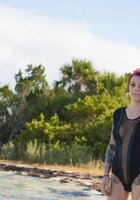 Красноволосая Эвора гуляет по берегу с оголенной грудью 16 фотография