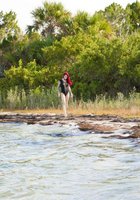 Красноволосая Эвора гуляет по берегу с оголенной грудью 8 фото